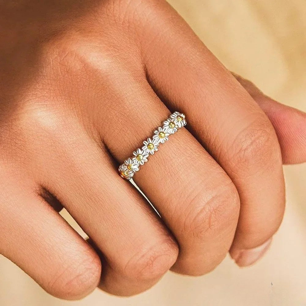 Sharon | Adjustable Silver Ring with Hand-Painted Enamel Daisy