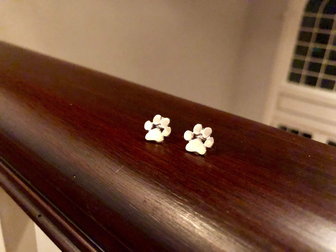 Lylah™ | Huggie Earrings in the Shape of a Paw
